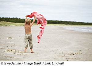 Kind am Strand von Gotland